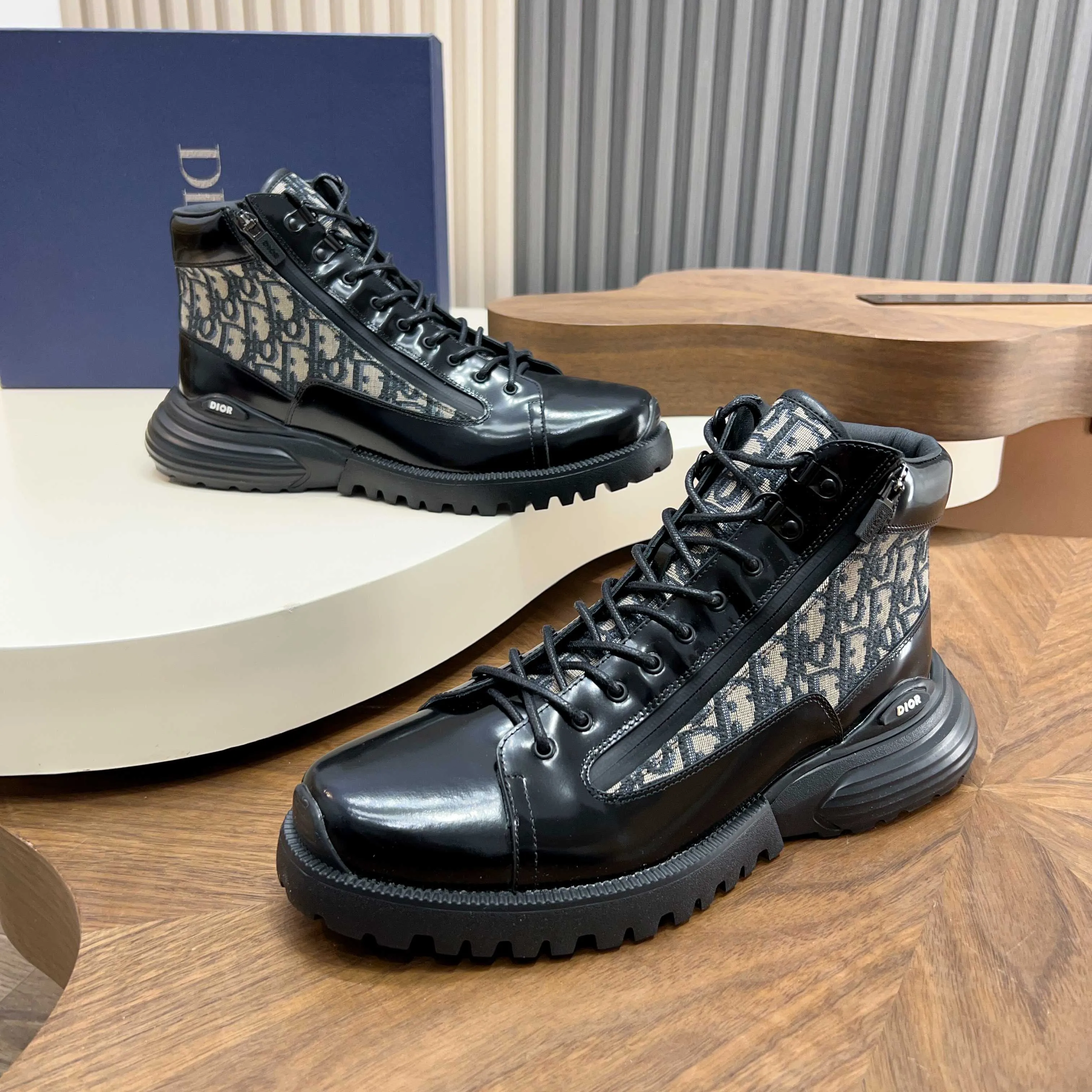 💰860 Dio* - Dior's autumn and winter luxury men's mid-top short boots, purely handmade, both inside and outside are imported first-layer cowhide, high-end quality and exquisite craftsmanship. Original TPU combination outsole. Wear a noble gentleman's taste. The best last type has been carefully debugged. 100% comfort. Size: 38-44 (38-45 can be customized)